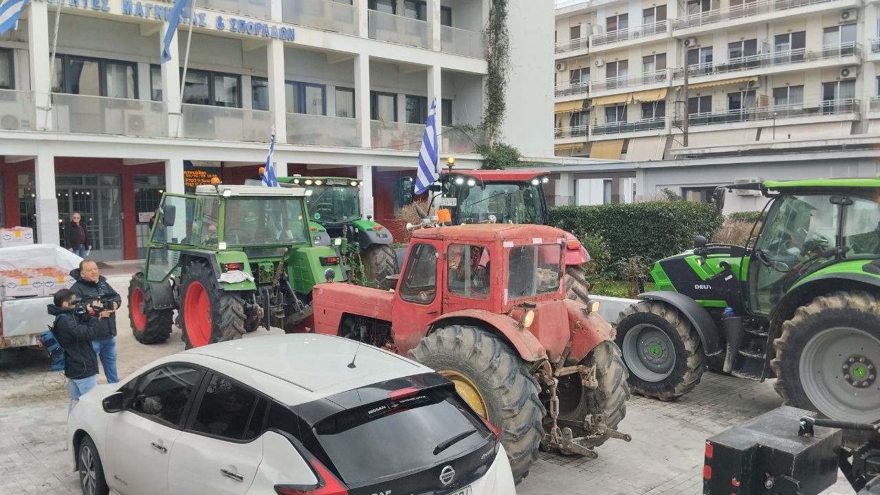 Αιφνιδιαστική κάθοδος αγροτών από το Αερινό στον Βόλο